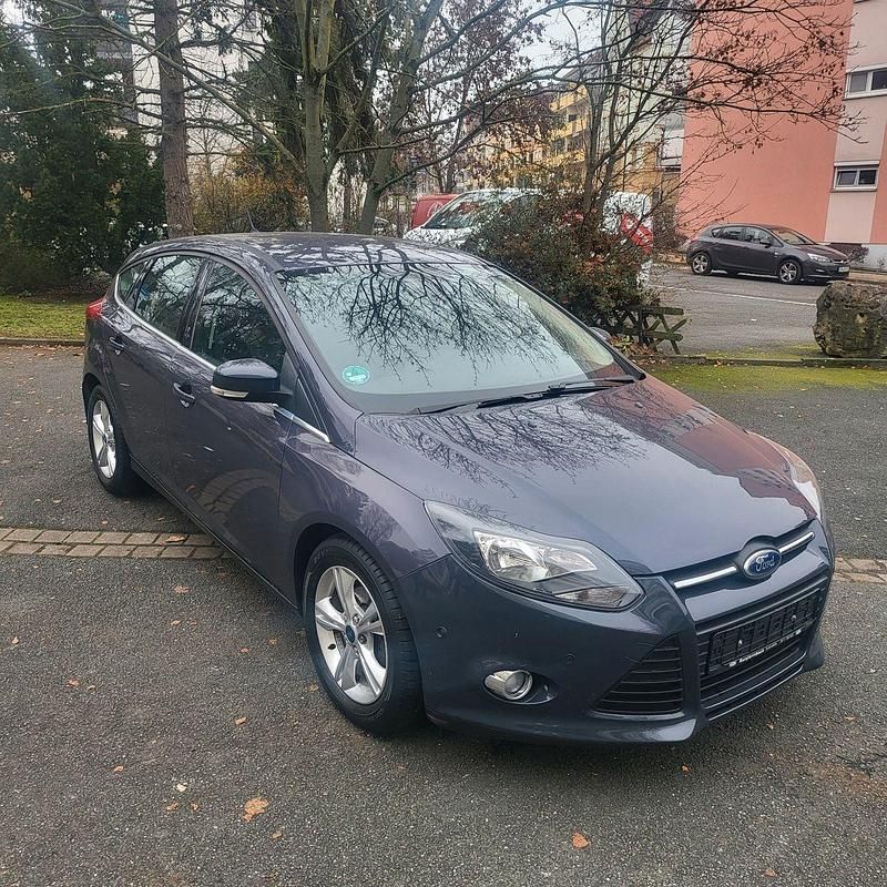 Gebraucht Ford Focus Champions Edition 125 PS (91 kW) 2012 Violet Limousine