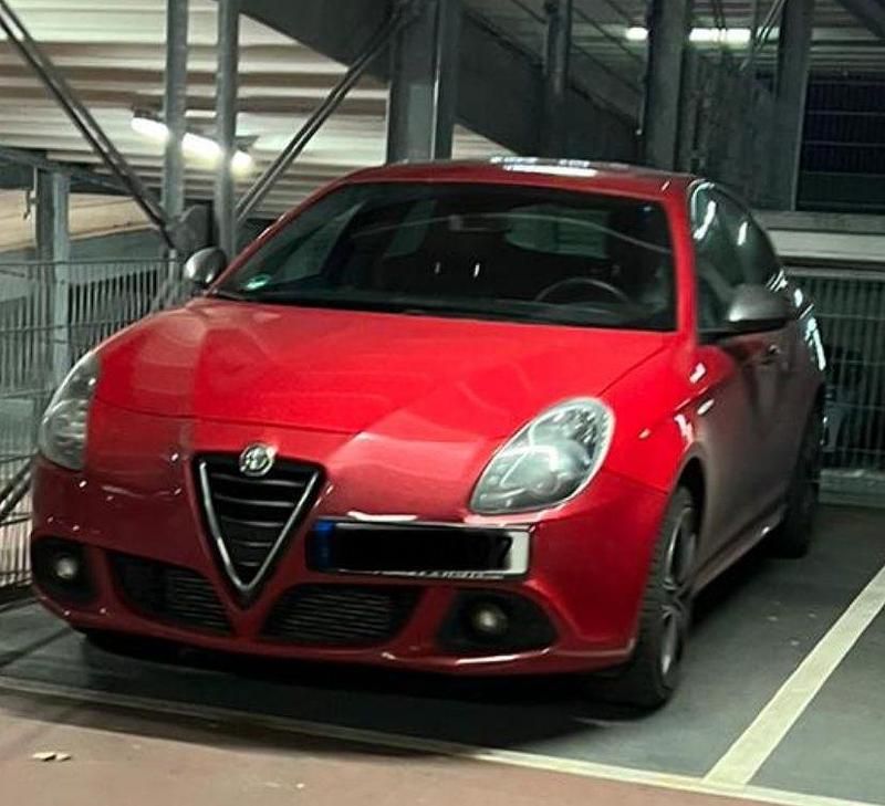 Rot Gebraucht 2015 Alfa Romeo Giulietta Quadrifoglio Verde Kleinwagen | 6.900 € (Guter Preis) - Bild 1/4