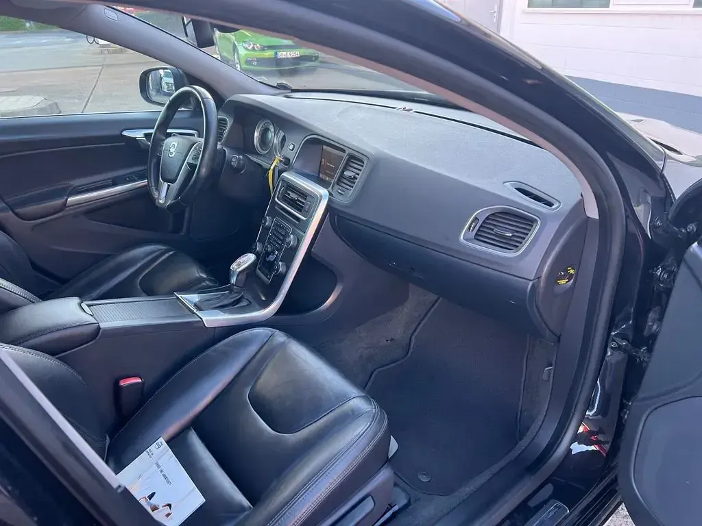 Gebraucht Volvo V60 Momentum 215 PS (158 kW) 2013 Schwarz Kombi