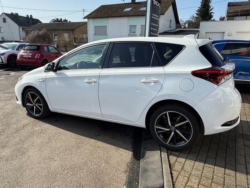 Gebraucht Toyota Auris Hybrid Team 99 PS (72 kW) 2016 Weiß Limousine