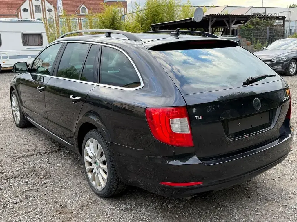 Gebraucht Skoda Superb Exclusive 140 PS (102 kW) 2013 Schwarz Kombi