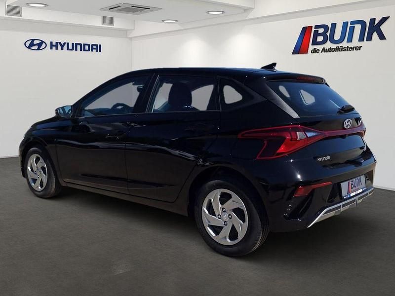 Neu Hyundai i20 Select 101 PS (74 kW) 2025 Phantom black Limousine