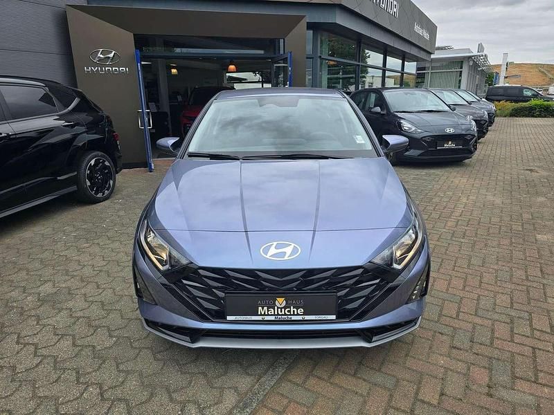 Neu Hyundai i20 Trend 101 PS (74 kW) 2025 Meta blue / mic Limousine