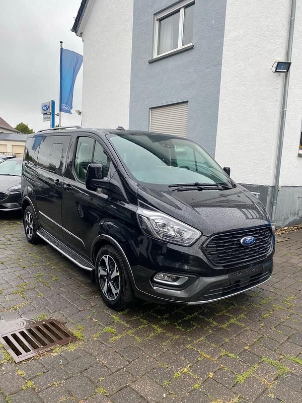 Schwarz Gebraucht 2023 Ford Tourneo Custom Active Van / Kleinbus | 43.990 € (Guter Preis) - Bild 1/4
