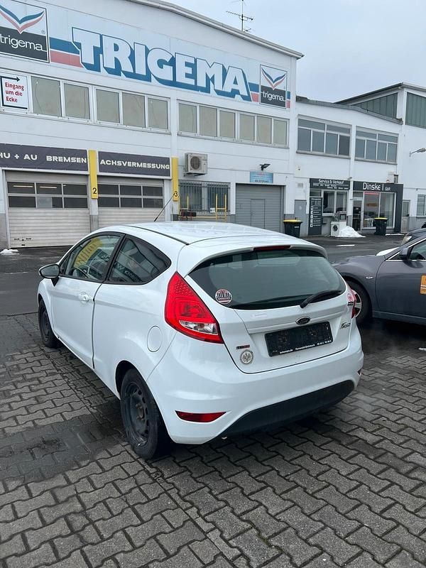 Gebraucht Ford Fiesta 69 PS (50 kW) 2011 Weiß Kleinwagen