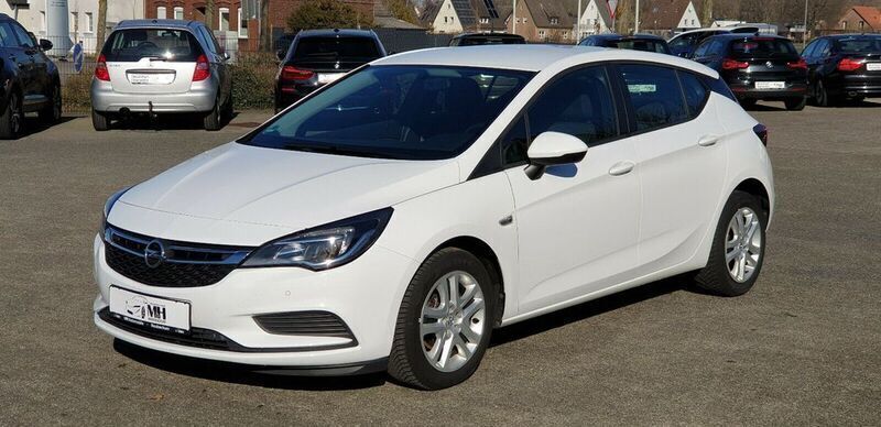 Weiß Gebraucht 2018 Opel Astra Edition Limousine | 9.995 € (Etwas zu teuer) - Bild 1/4