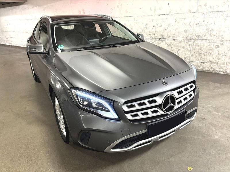 Grau Gebraucht 2019 Mercedes GLA220 SUV | 16.500 € (Superpreis) - Bild 1/4