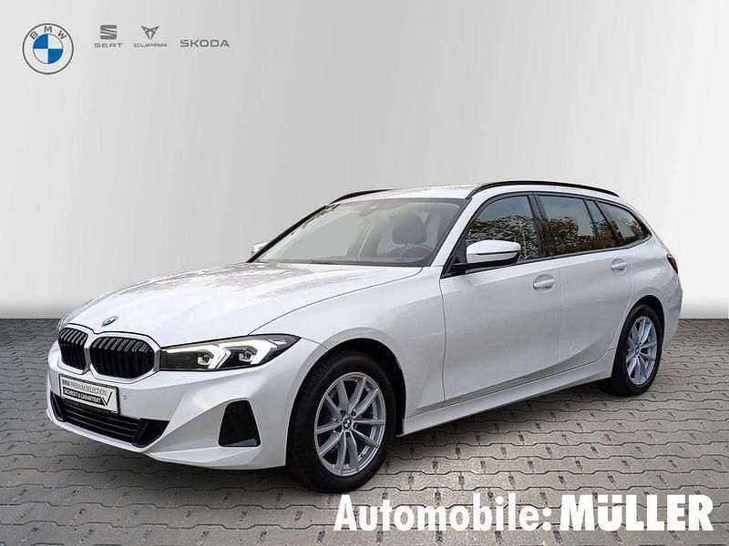 Weiss Gebraucht 2023 BMW 320 Shadowline Kombi | 37.890 € (Fairer Preis) - Bild 1/4