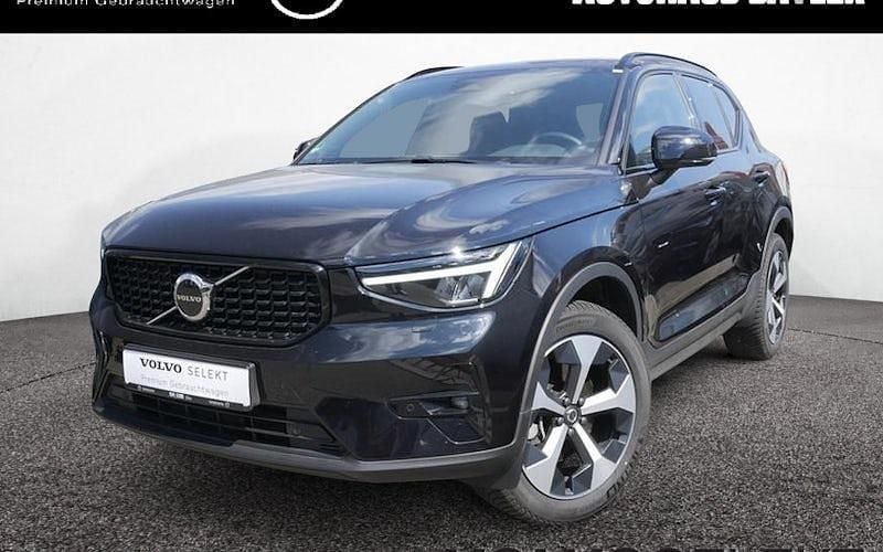 Schwarz / onyx schwarz (metallic) Gebraucht 2024 Volvo XC40 Plus SUV | 37.990 € (Fairer Preis) - Bild 1/4