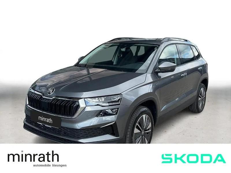 Grau Neu 2025 Skoda Karoq Selection SUV | 39.689 € (Teuer) - Bild 1/4