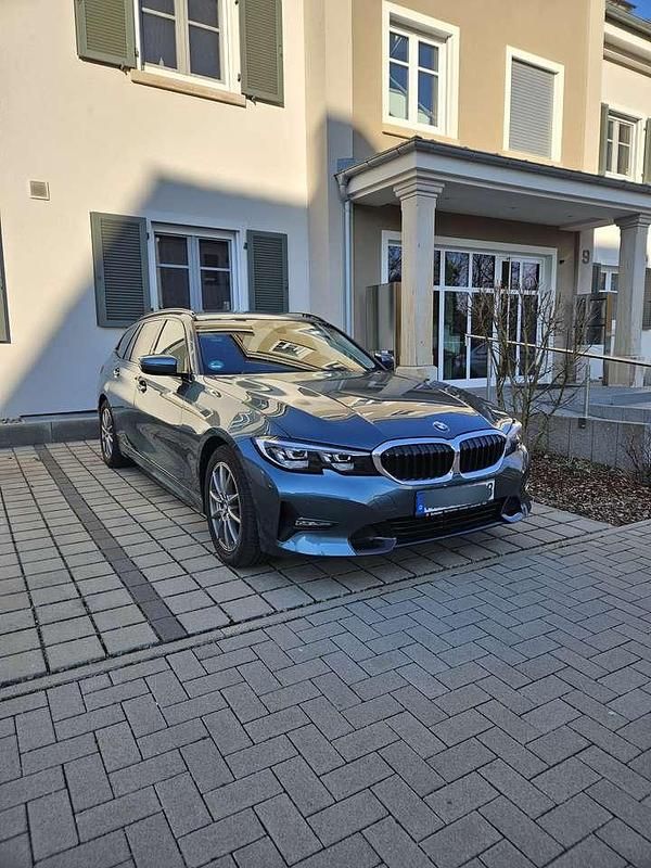 Blau Gebraucht 2021 BMW 318 Sport Line Kombi | 24.900 € (Fairer Preis) - Bild 1/4