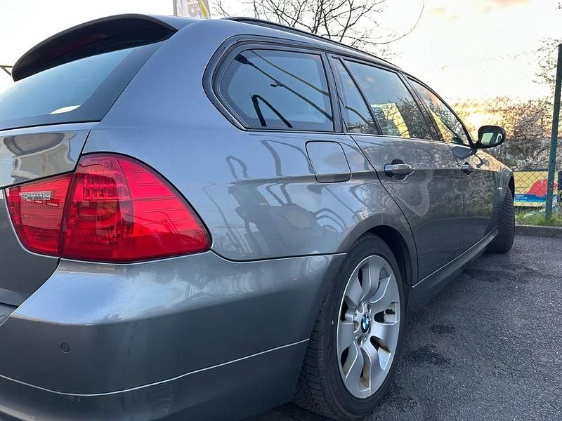 Gebraucht BMW 330 Comfort Edition 245 PS (180 kW) 2010 Grau Kombi