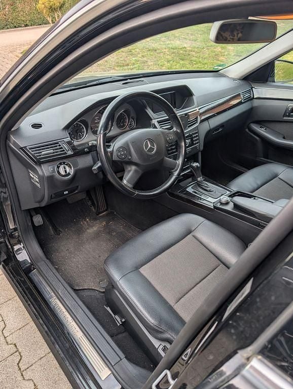 Gebraucht Mercedes E200 Avantgarde 184 PS (135 kW) 2010 Schwarz Limousine