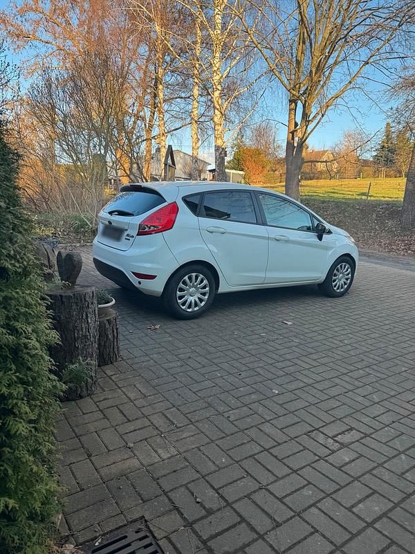 Gebraucht Ford Fiesta 82 PS (60 kW) 2009 Weiß Kleinwagen