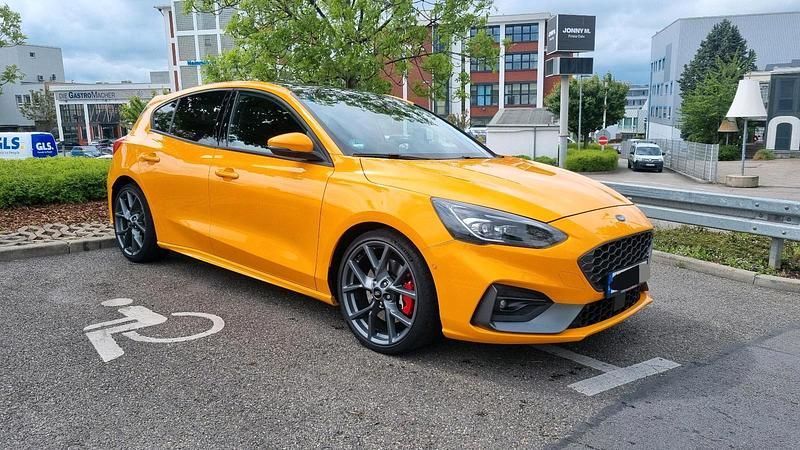 Orange Gebraucht 2020 Ford Focus ST Limousine | 20.400 € (Fairer Preis) - Bild 1/4
