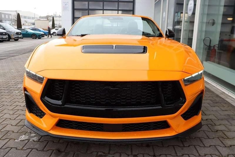 Neu Ford Mustang 446 PS (328 kW) 2026 Orange fury metallic Cabrio