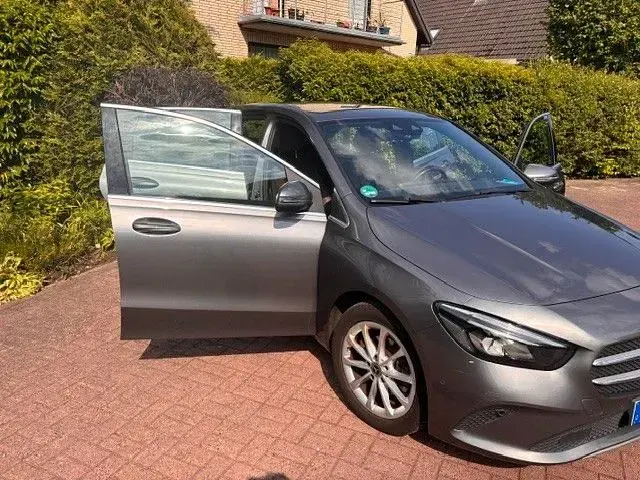Gebraucht Mercedes B180 Progressive 116 PS (85 kW) 2019 Grau Kleinwagen