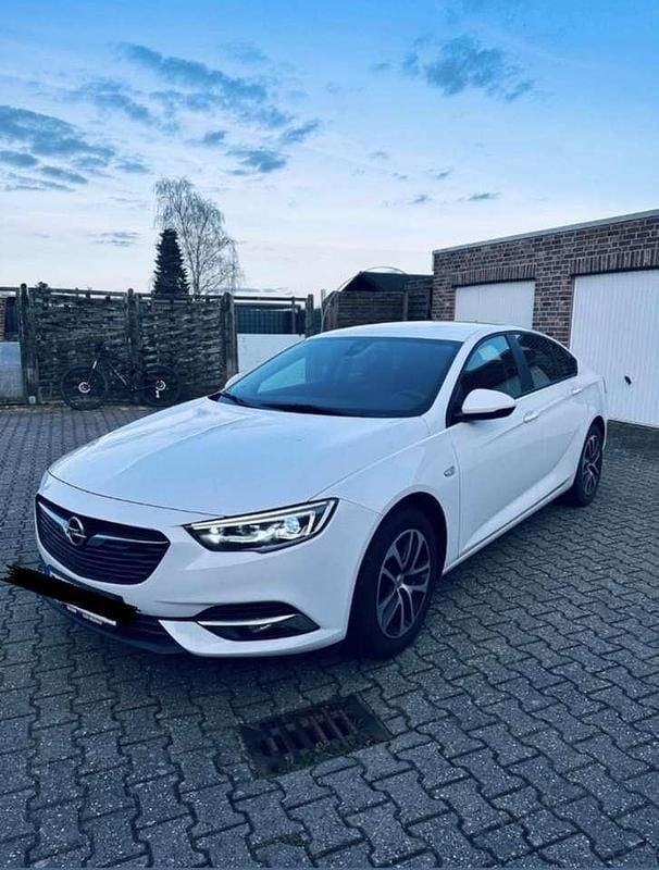 Weiß Gebraucht 2020 Opel Insignia Edition Kombi | 12.000 € (Guter Preis) - Bild 1/4