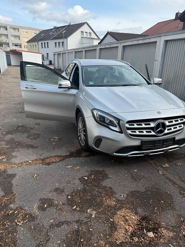 Usata Mercedes GLA200 156 CV (114 kW) 2017 Argento SUV