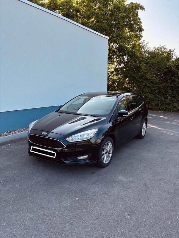 Schwarz Gebraucht 2015 Ford Focus Kombi | 6.599 € (Etwas zu teuer) - Bild 1/4
