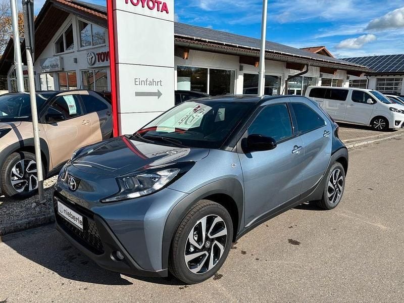 Neu Toyota Aygo X 72 PS (52 kW) 2025 Grau SUV