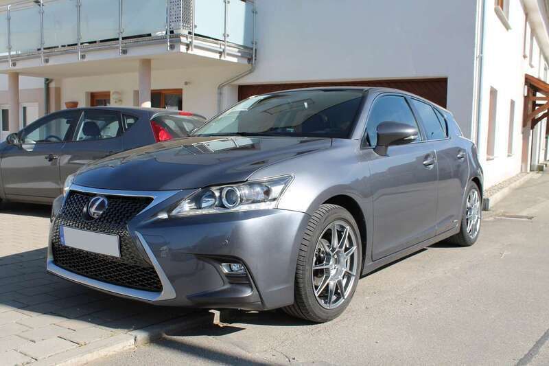 Grau Gebraucht 2012 Lexus CT200h Dynamic Line Limousine | 12.900 € (Fairer Preis) - Bild 1/4