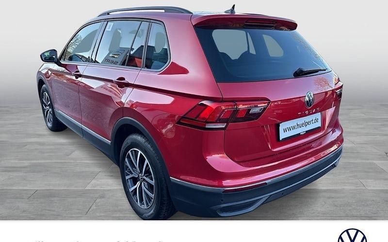 Gebraucht VW Tiguan Life 131 PS (96 kW) 2023 Rot SUV