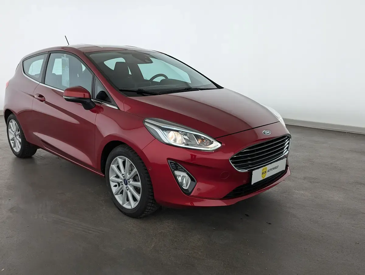 Gebraucht Ford Fiesta Titanium 125 PS (91 kW) 2017 Rubyrot (metallic) Kleinwagen