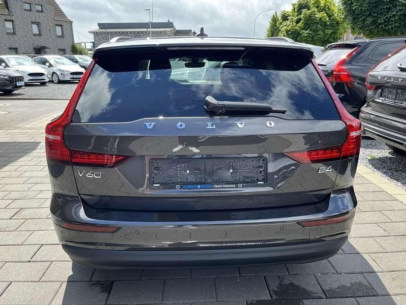 Gebraucht Volvo V60 Core 197 PS (144 kW) 2023 Grau (platinum grey / metallic) Kombi