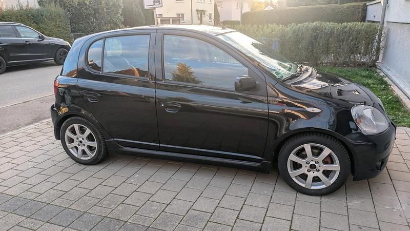 Schwarz Gebraucht 2001 Toyota Yaris Kleinwagen | 1.800 € (Fairer Preis) - Bild 1/4