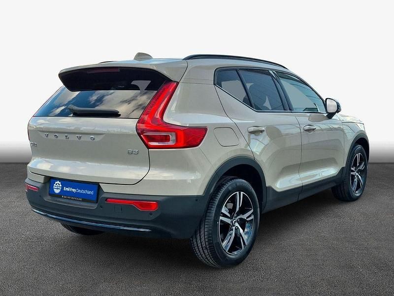 Neu Volvo XC40 Plus 163 PS (119 kW) 2026 Silber SUV