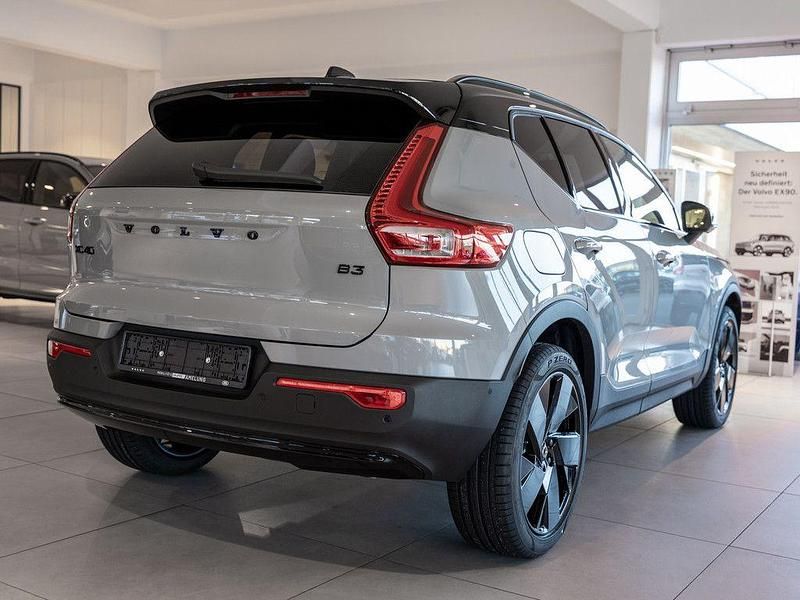 Neu Volvo XC40 Plus 163 PS (119 kW) 2026 Grau SUV