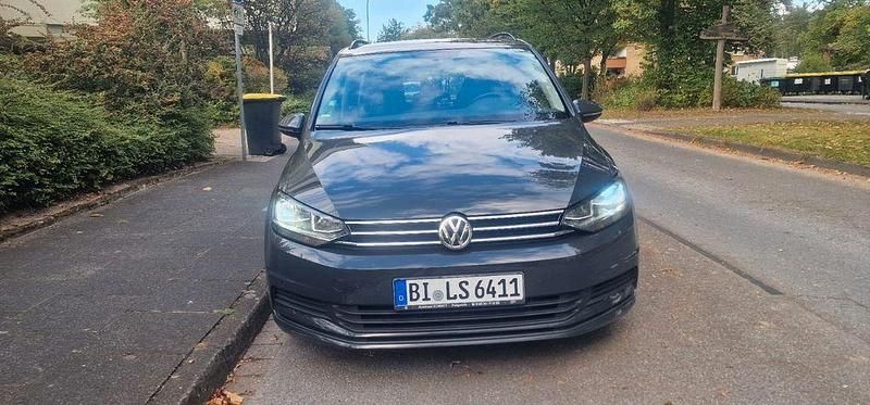 Grau Gebraucht 2018 VW Touran Highline Van / Kleinbus | 17.500 € (Guter Preis) - Bild 1/4