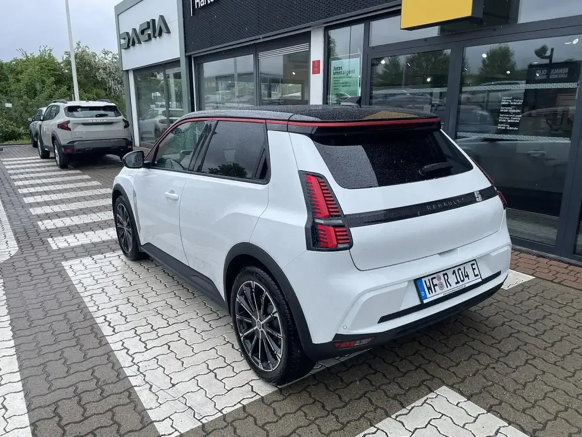 Neu Renault 5 E-Tech Urban 89 kW (122 PS) 2025 Perlmuttweiß mit dach in black pearlschwarz (weiß) Limousine