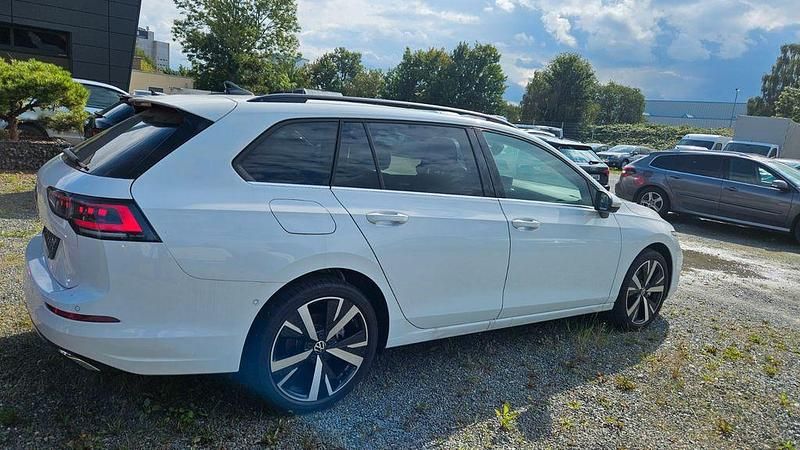 Gebraucht VW Golf VIII Style 150 PS (110 kW) 2024 Weiß Kombi