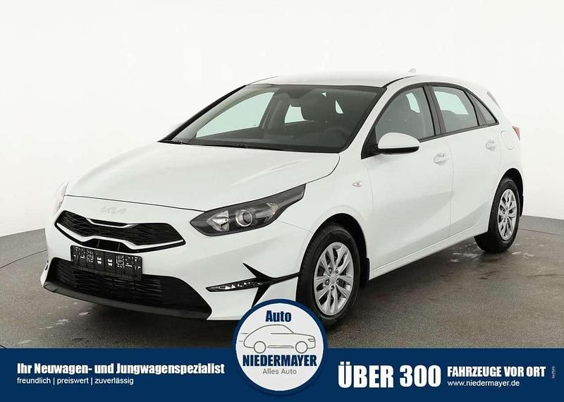 Weiß Neu 2025 Kia Ceed Limousine | 22.995 € (Superpreis) - Bild 1/4
