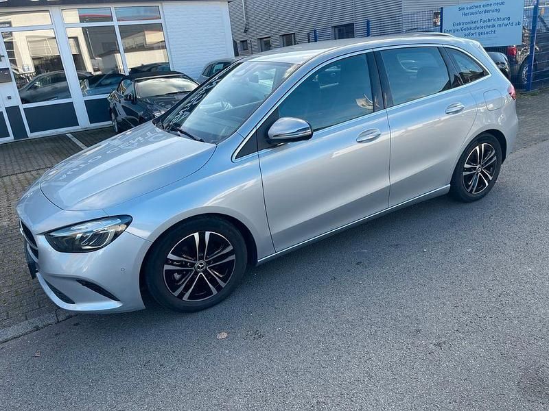 Gebraucht Mercedes B180 116 PS (85 kW) 2024 Silber Kleinwagen
