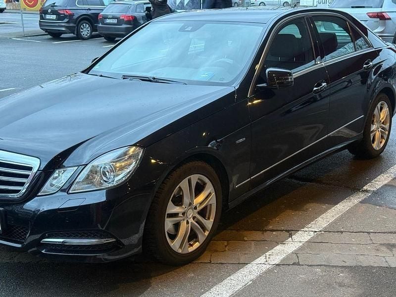 Gebraucht Mercedes E200 Avantgarde 184 PS (135 kW) 2011 Schwarz Limousine