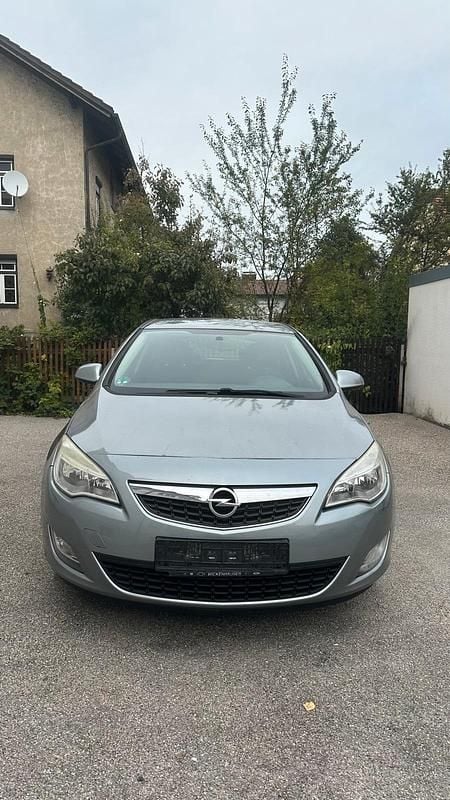Grau Gebraucht 2011 Opel Astra Kleinwagen | 3.450 € (Guter Preis) - Bild 1/4