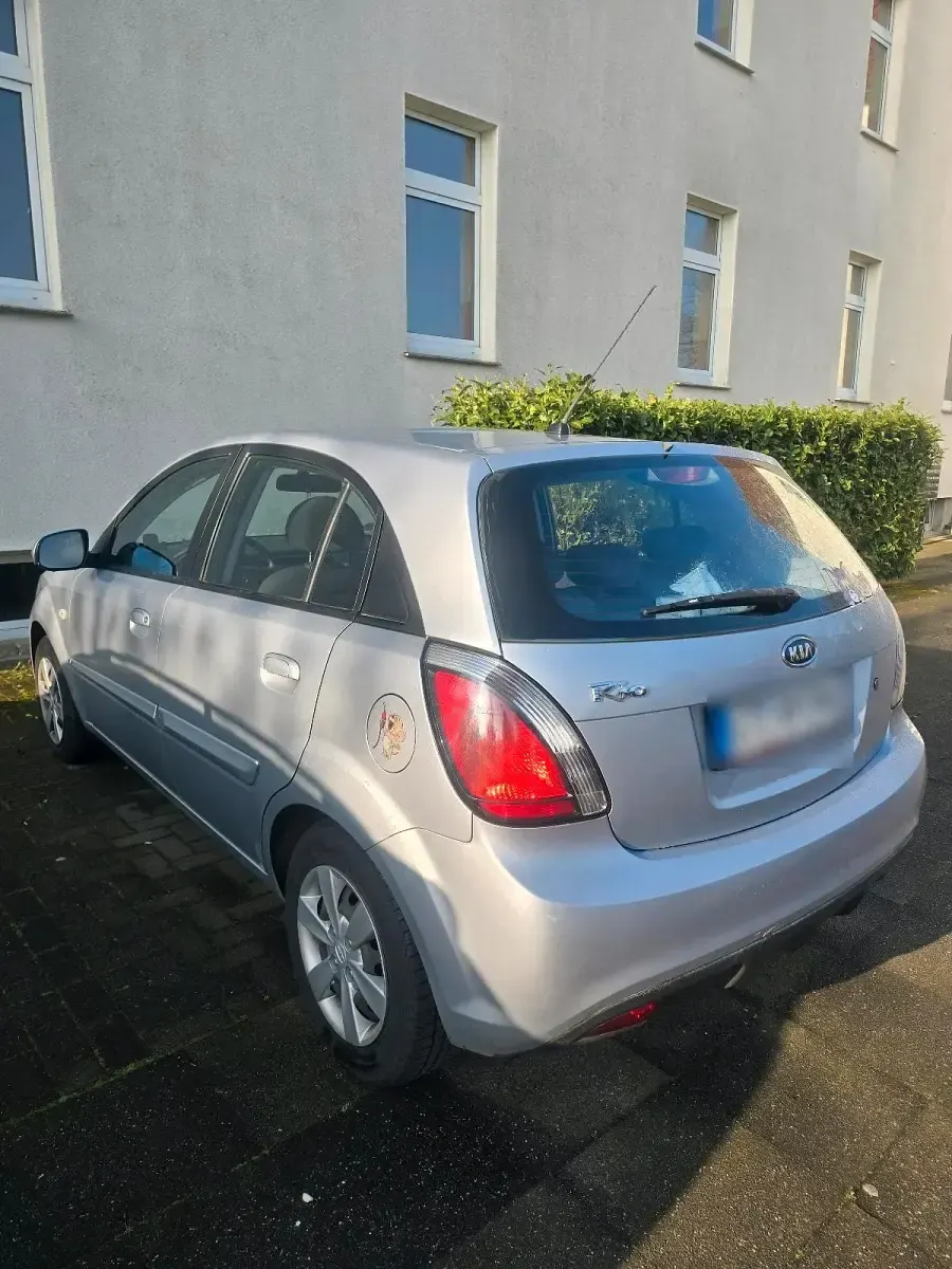 Usata Kia Rio 97 CV (71 kW) 2009 Argento Berlina