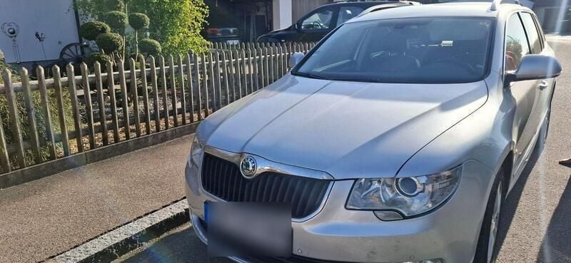 Silber Gebraucht 2012 Skoda Superb Elegance Kombi | 8.100 € (Fairer Preis) - Bild 1/4
