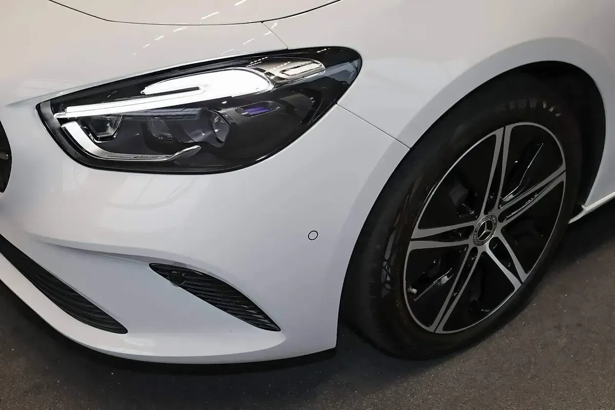Gebraucht Mercedes B180 Night 116 PS (85 kW) 2025 Unilack polarweiß Kleinwagen