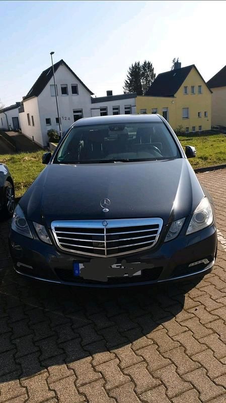 Grau Gebraucht 2009 Mercedes E250 Limousine | 7.000 € (Guter Preis) - Bild 1/4