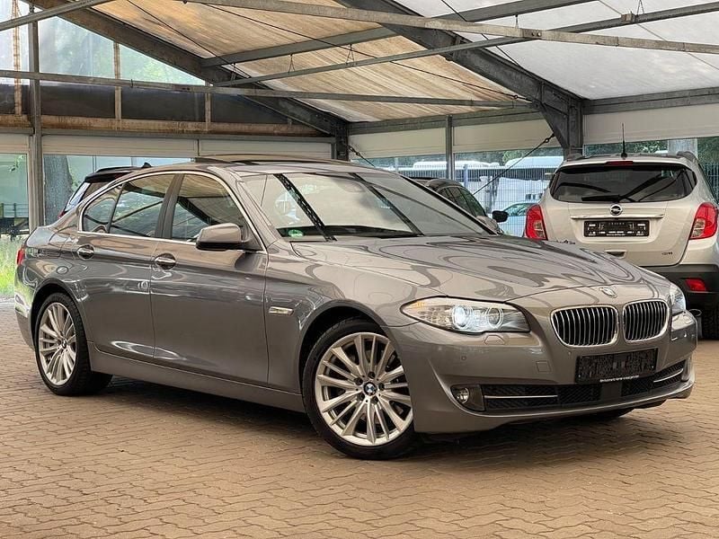 Grau Gebraucht 2011 BMW 530 Sport Line Limousine | 15.490 € (Fairer Preis) - Bild 1/4