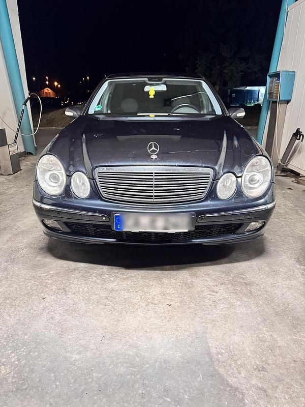 Blau Gebraucht 2002 Mercedes E240 Limousine | 1.750 € (Fairer Preis) - Bild 1/4