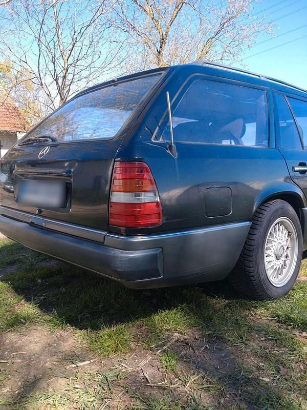 Gebraucht Mercedes E300 179 PS (131 kW) 1989 Schwarz Kombi