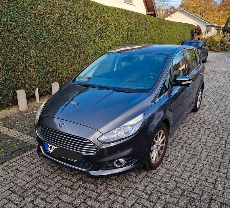 Grau Gebraucht 2015 Ford S-MAX Titanium Van / Kleinbus | 11.850 € (Superpreis) - Bild 1/4