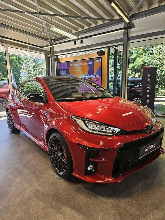 Karminarot metallic Gebraucht 2022 Toyota Yaris Basis Kleinwagen | 32.990 € (Fairer Preis) - Bild 1/4