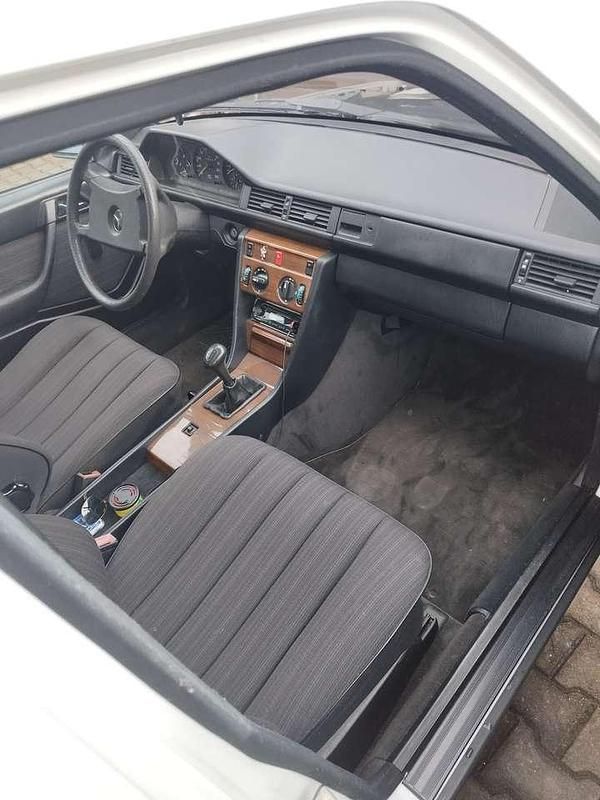 Gebraucht Mercedes E230 132 PS (97 kW) 1988 Weiß Limousine