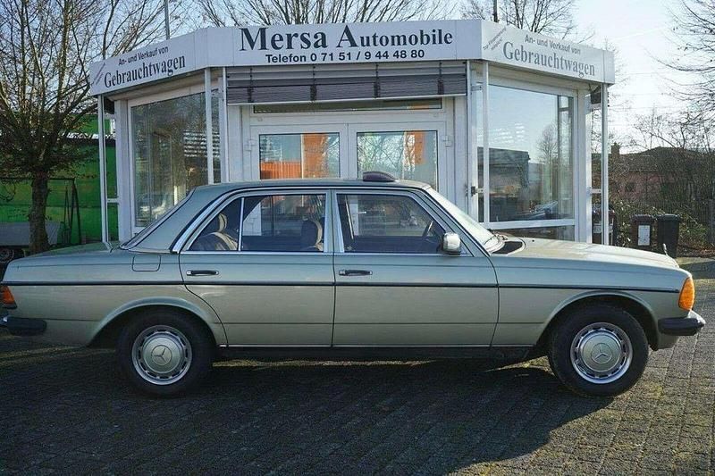 Gebraucht Mercedes 230 136 PS (100 kW) 1983 Grün Limousine